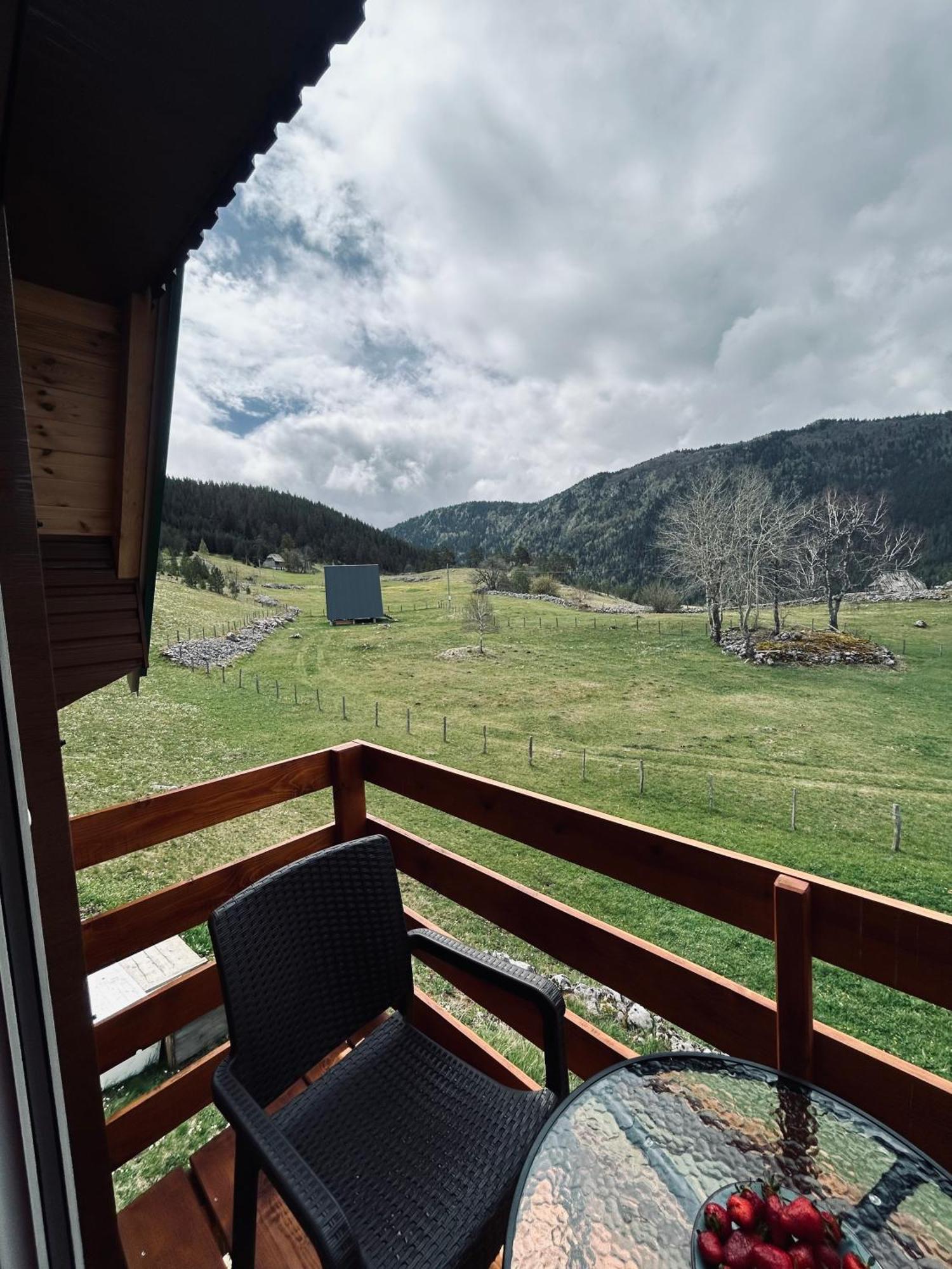 Nomad Lodge Zminica Žabljak Esterno foto